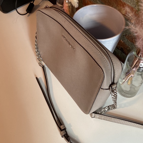 Michael Kors Jet Set Item LG EW CROSSBODY LEATHER - Picture 2 of 4